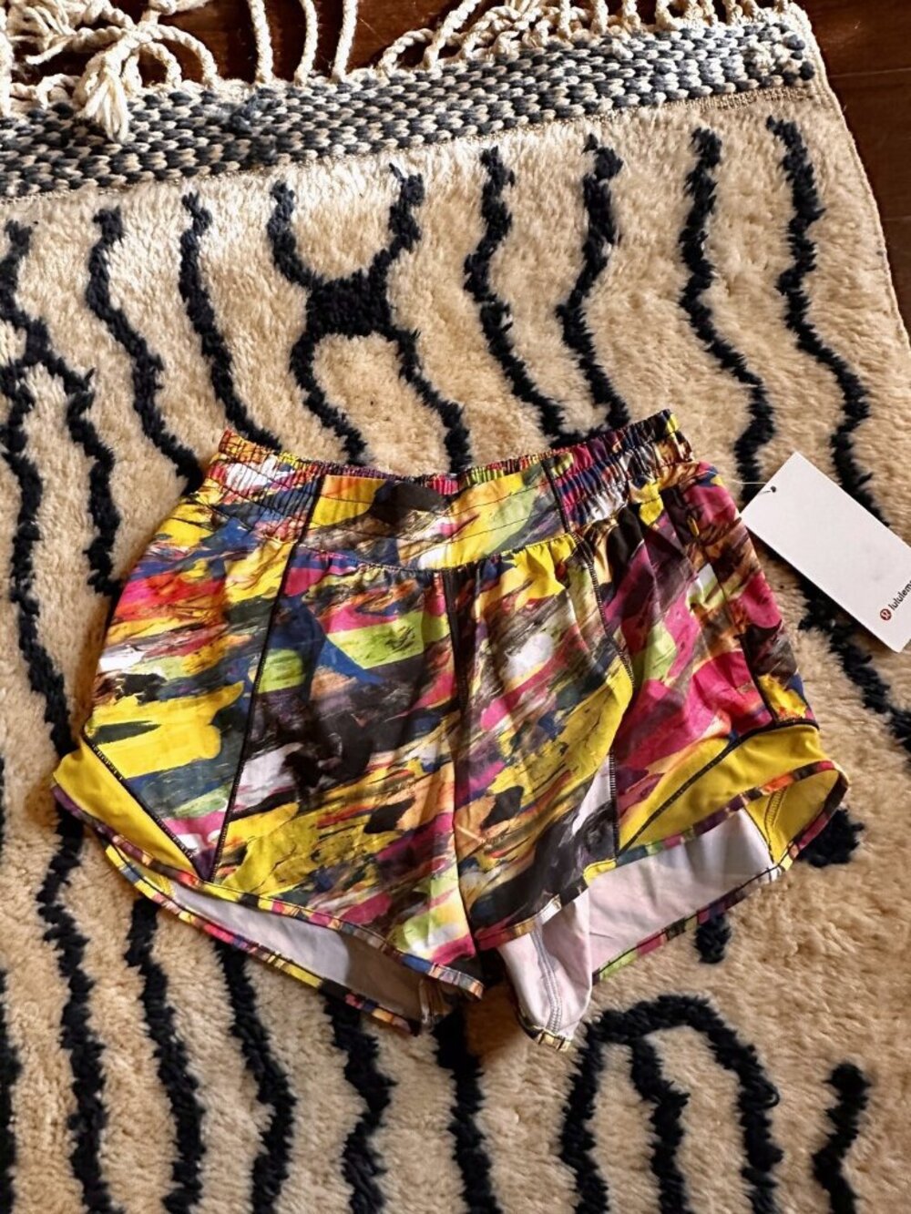 NWT lululemon Hotty Hot Low Rise Short 4" Multi Print Size 6 Tall